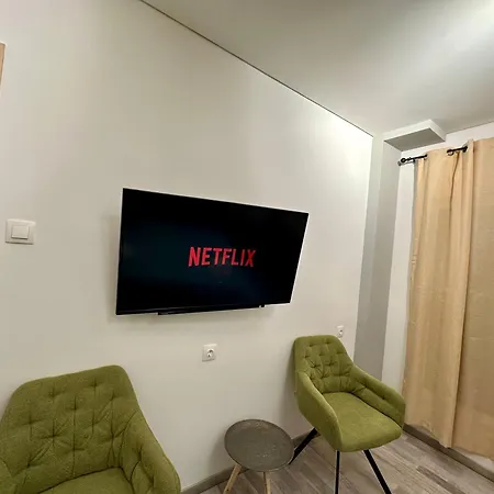 Fully Renovated In The Heart Of Apartment *